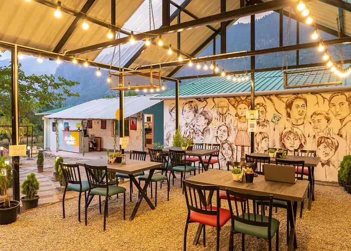 Whoopers Hostel Manali